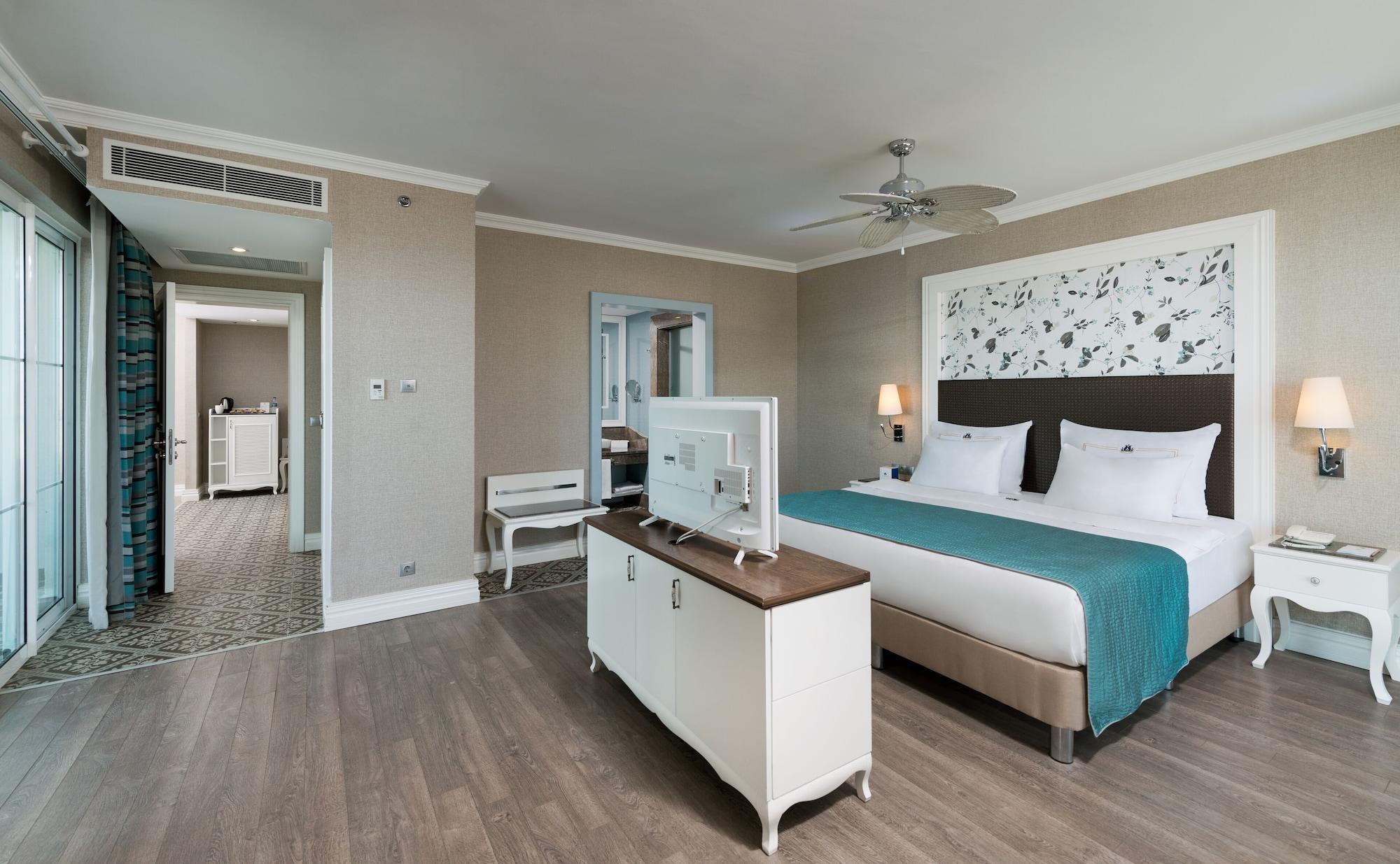 Apartament typu Suite z łóżkiem typu king-size i widokiem na morze
